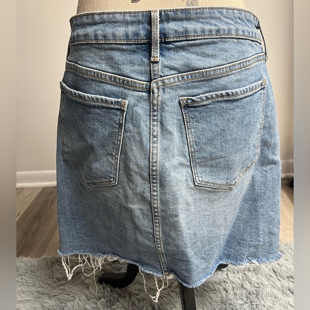 Stylish Light-Wash Denim Skirt - Picture 2 of 16